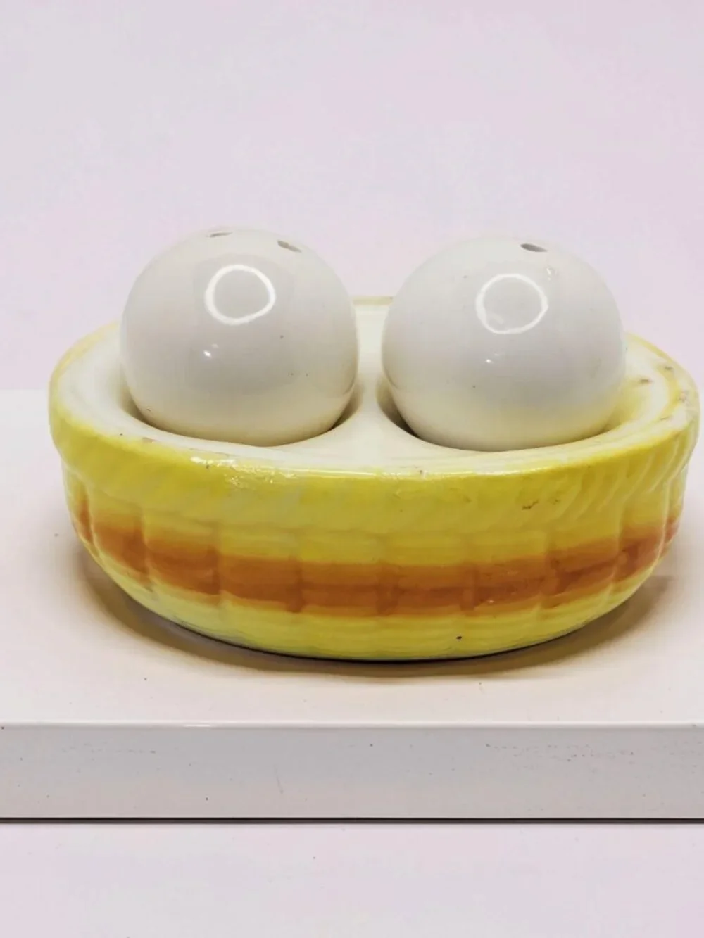 vintage 1970s nesting eggs porcelain salt & pepper shakers.